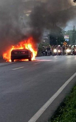 Mobil Mercy Ludes Terbakar di Jalan Raya Puncak