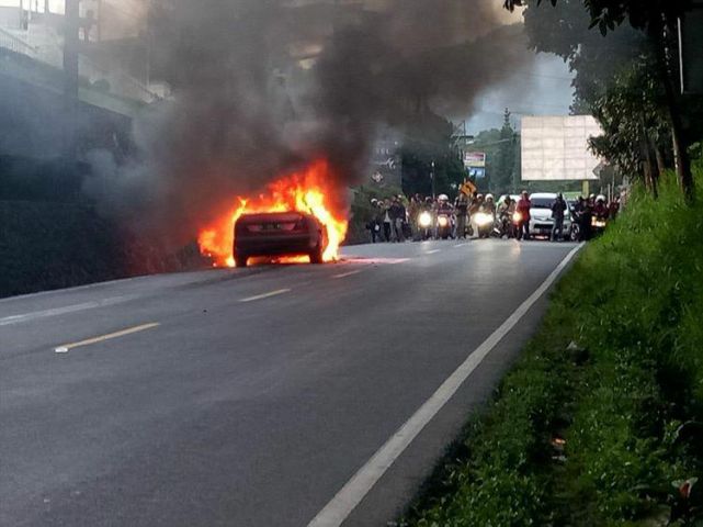 Mobil Mercy Ludes Terbakar di Jalan Raya Puncak