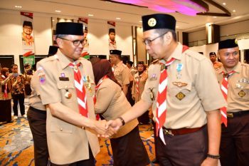 Nurdin Abdullah Lantik Iqbal Suhaeb Jadi Ketua Kwarcab Pramuka Makassar