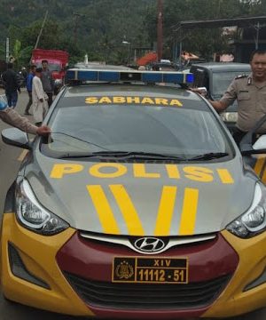 Polsek Alla Polres Enrekang Megawal Jenazah ke Tempat Pemakaman di Kabupaten Tana Toraja