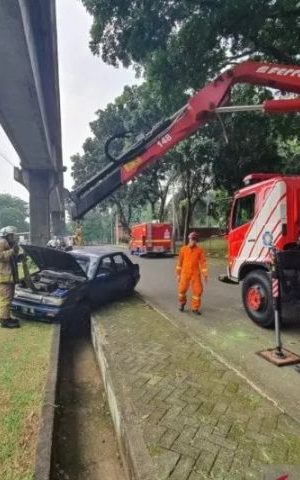 Sedan Terperosok di TMII, Begini Kondisinya