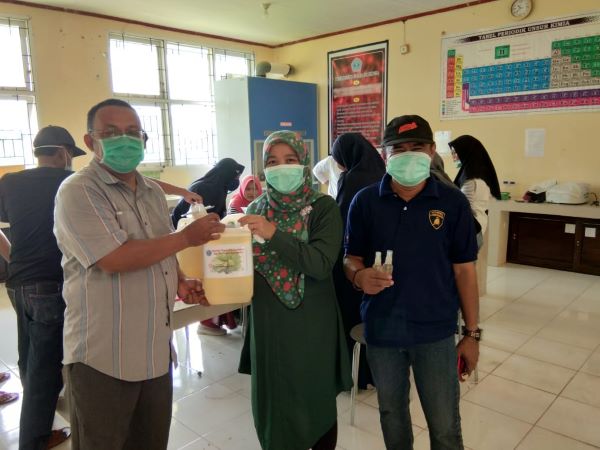 STIKES PH Bulukumba Distribusikan Hand Sanitizer ke Puskesmas Secara Gratis