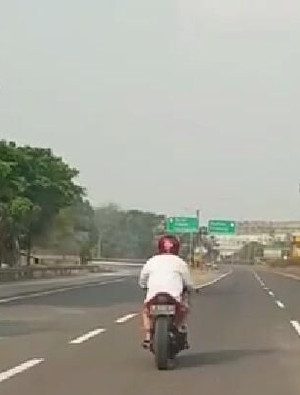 Viral Pemotor Nekat Masuk Jalan Tol Bekasi, Polisi Sudah Beri Sanksi