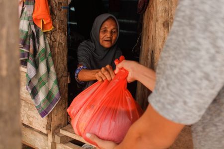 SMANLI Pinrang Bagikan 105 Paket Sembako di Dua Kecamatan